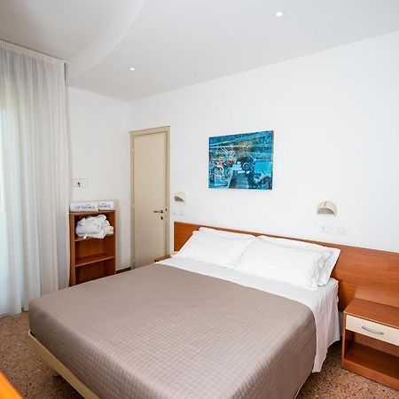 Hotel Globus Белариа-Игеа Марина Екстериор снимка